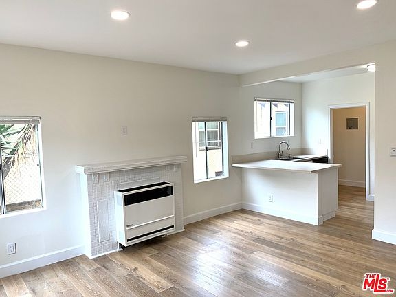 3rd image of 620 W 41st Pl