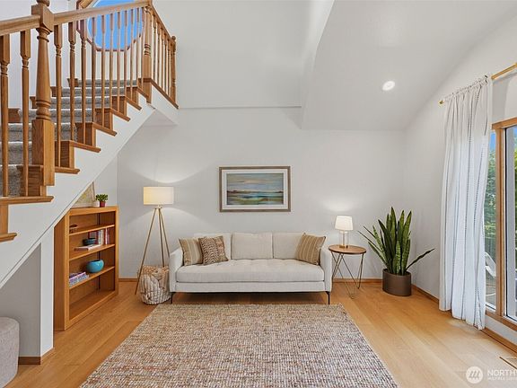 3rd image of 5028 N Vassault Street
