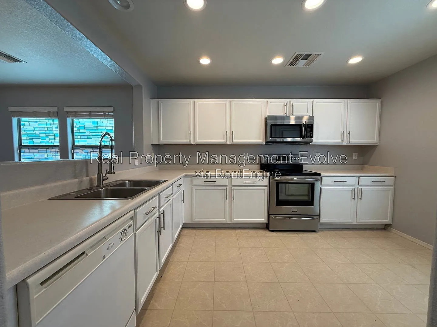 3 bed, 2.5 bath, 1864 sqft, $2,050 — Photo 4