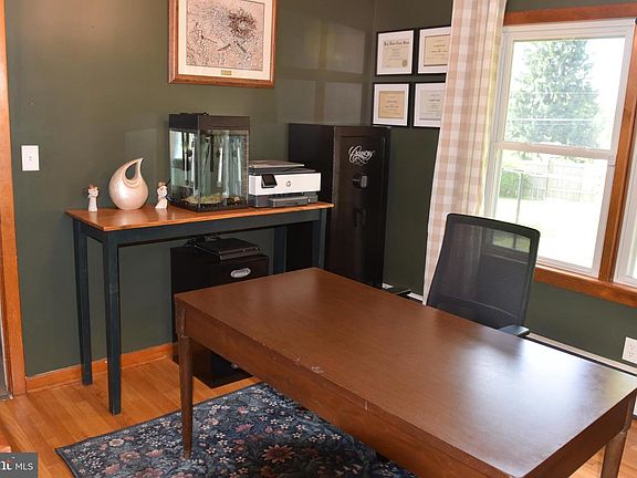 5th image of 1096 Lincoln Way E