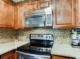 2 bed, 2.0 bath, 830 sqft, $2,000