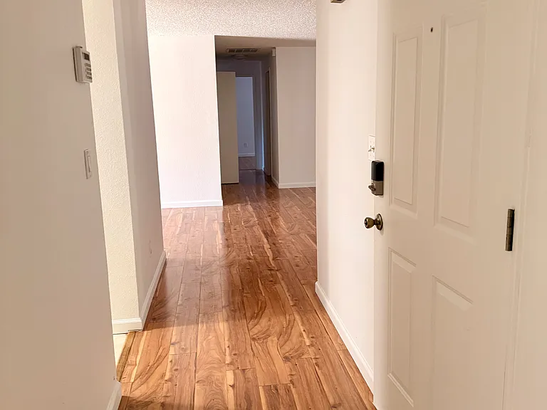 525 E Gault Way — Photo 2