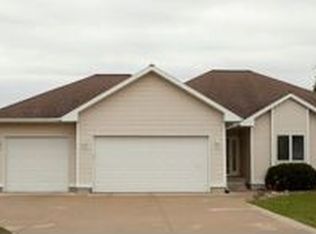 1027 Barrington Dr, Cedar Falls, IA 50613