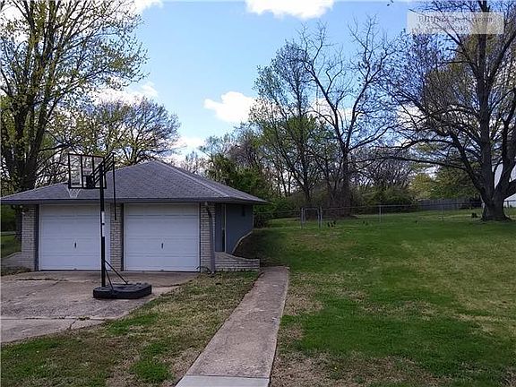 3rd image of 4738 Woodward St