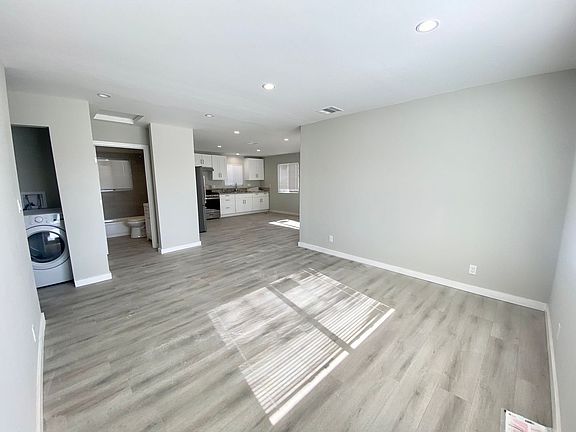 5th image of 748 Hawthorne Pl