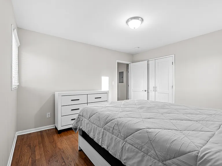1703 W Catalpa Dr — Photo 8