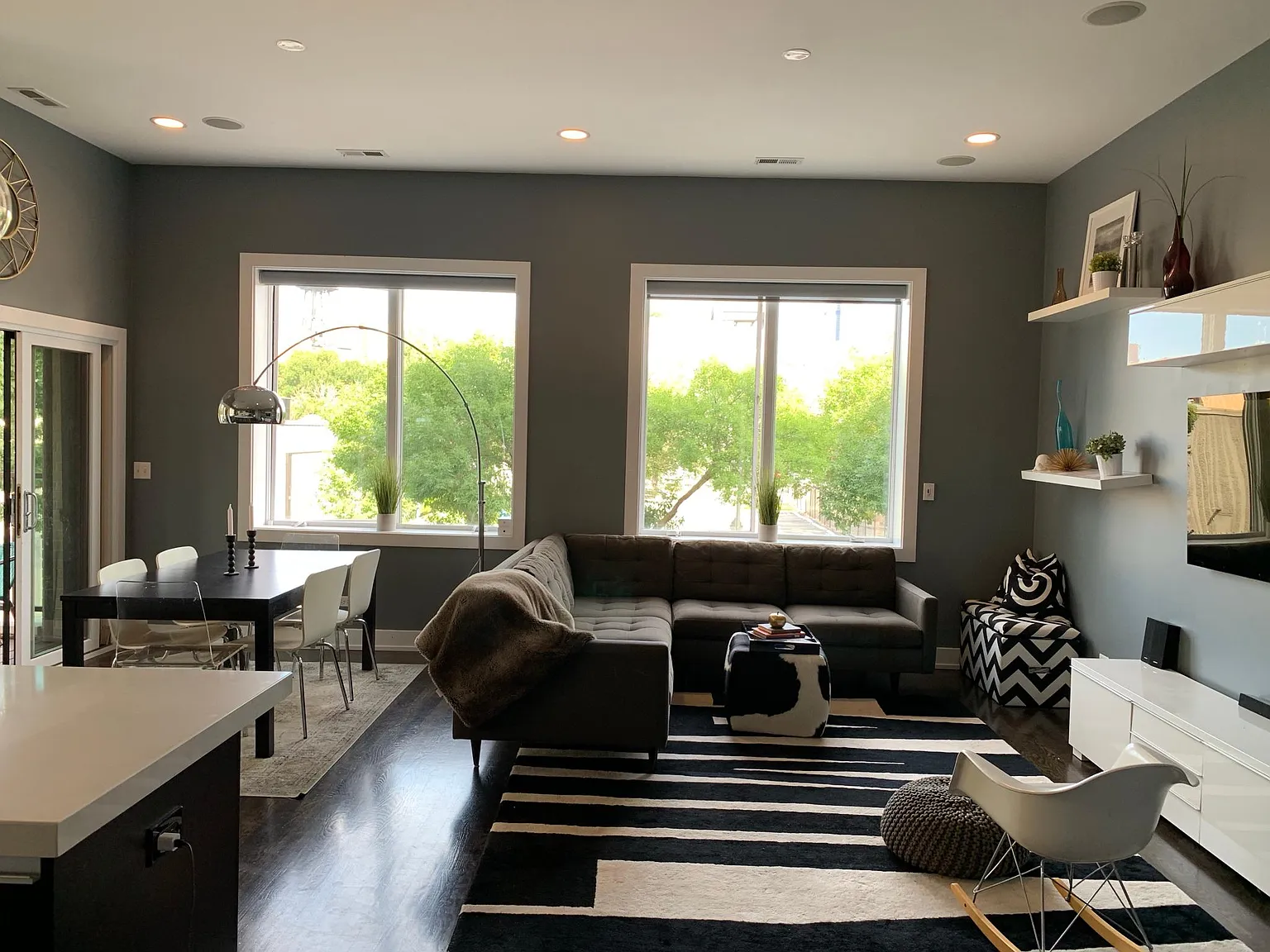 6 N Throop St — Photo 2