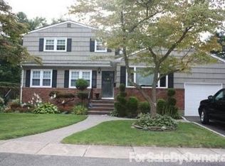 23 Raymond Ct, Garden City, NY 11530