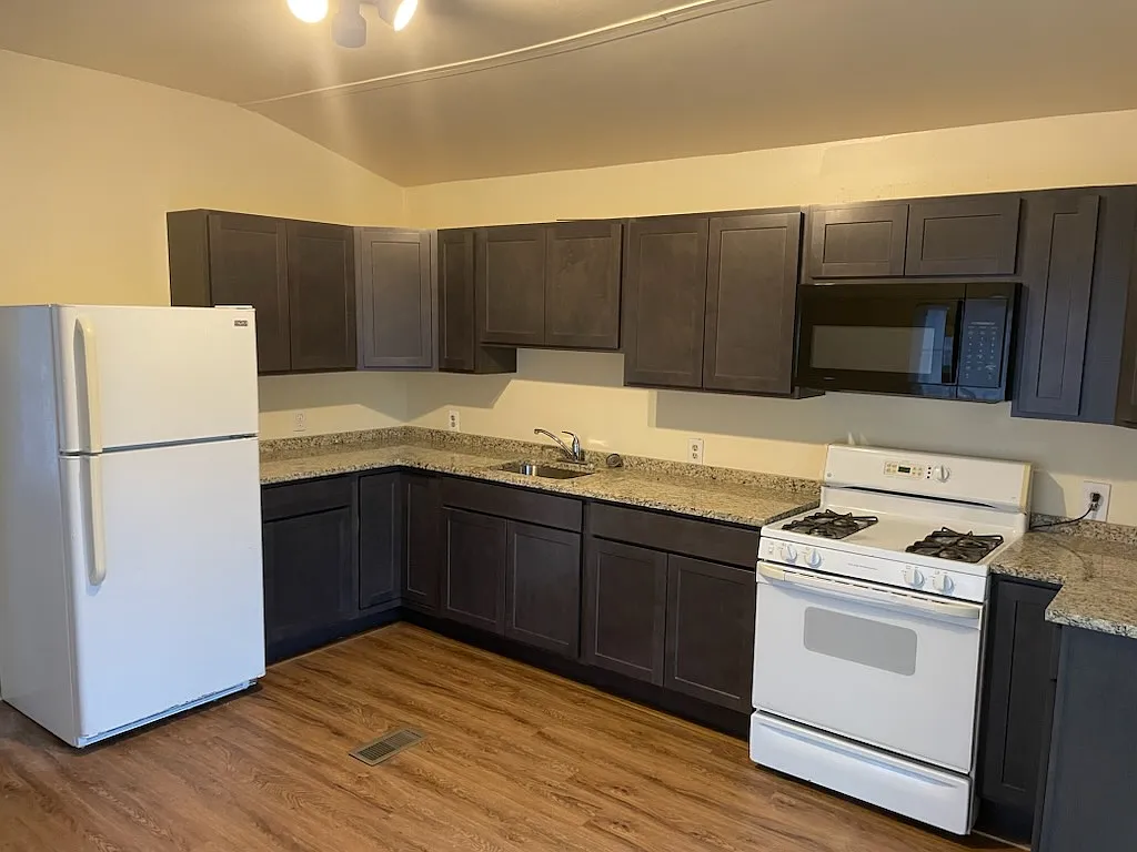 2 bed, 1.5 bath, 1300 sqft, $1,700 — Photo 3