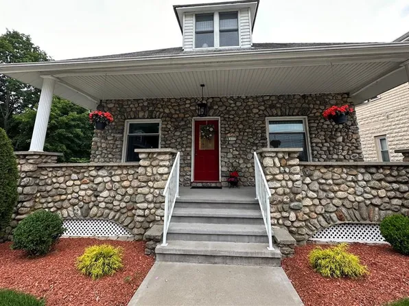 370 Old River Rd, Lincoln, RI 02838