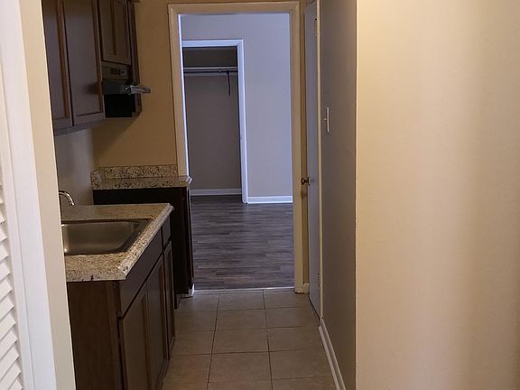 5th image of 125 Zandale Dr