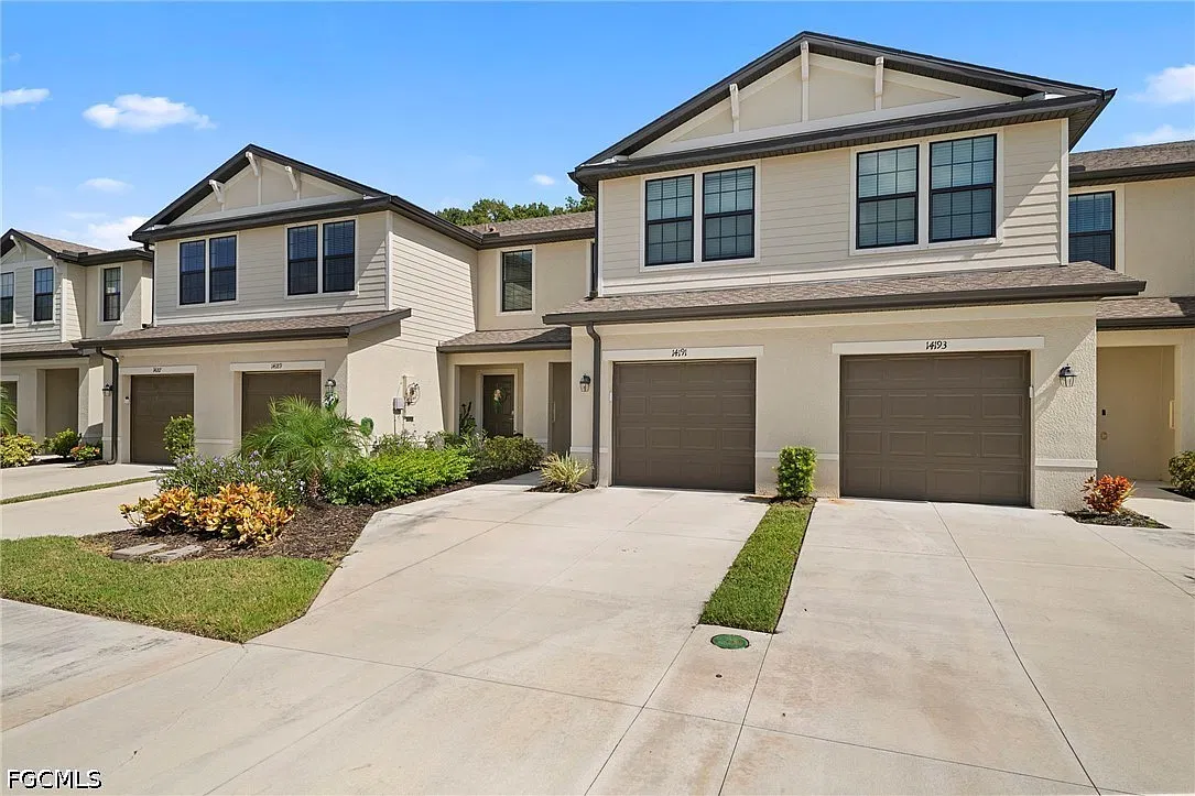 3 bed, 2.5 bath, 1378 sqft, $1,695 — Photo 2
