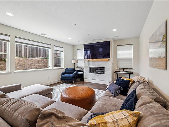 5th image of 219 Miraluna Dr