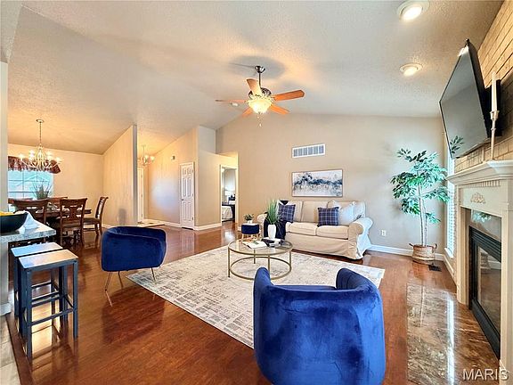 4th image of 262 Newport Dr