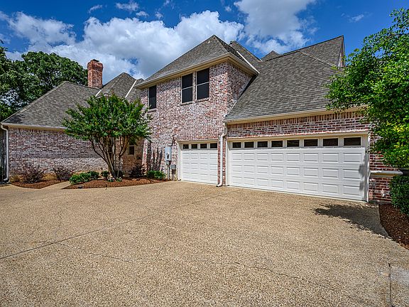 2nd image of 903 Carriage Way