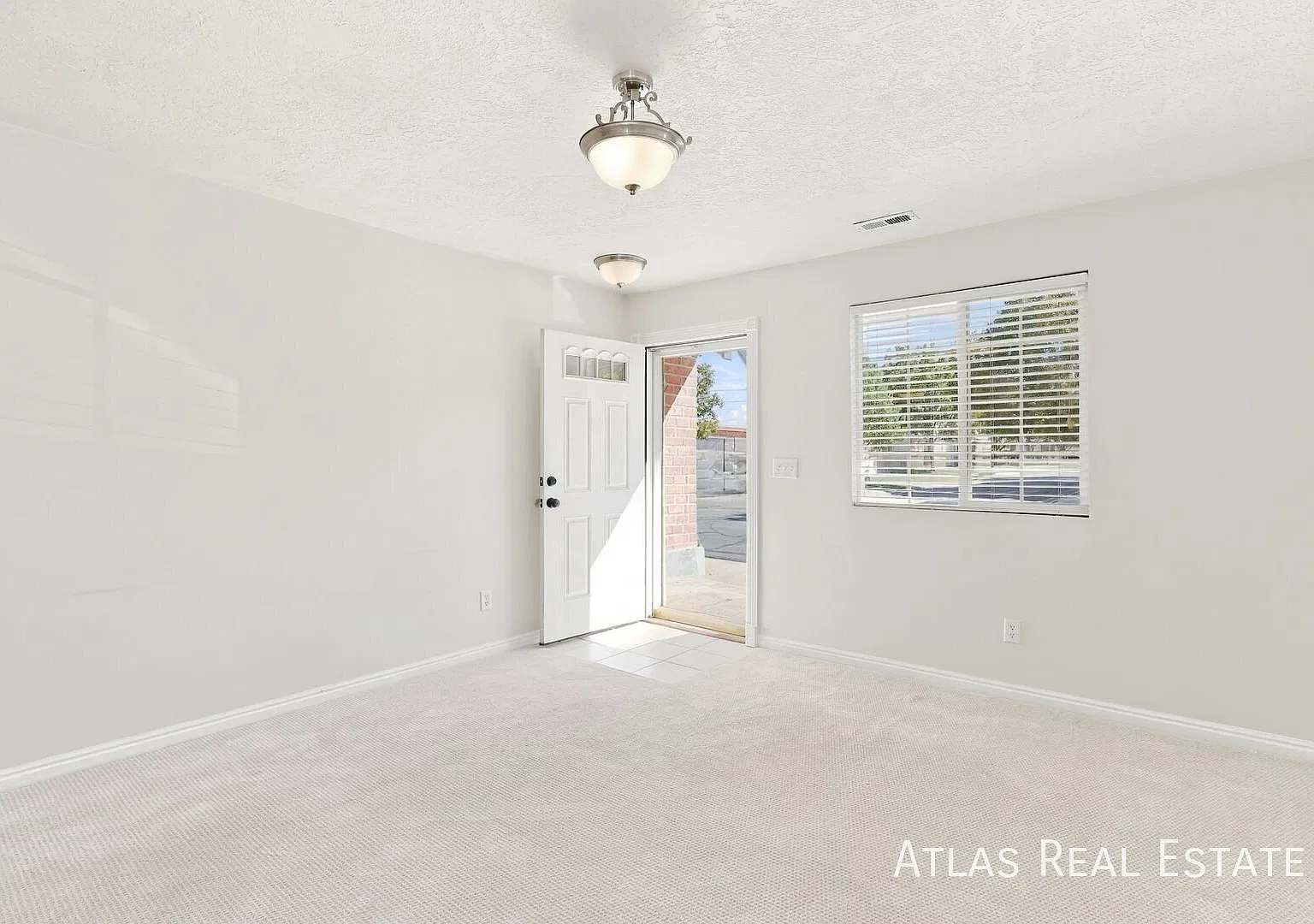 Charming Murray / MillCreek 3bd/2.5ba Townhome! Meticulously Maintained Community! — Photo 4