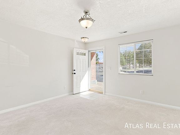 4th image of 429 E Park Oak Pl