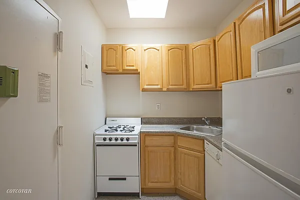 Rented by Corcoran | media 27