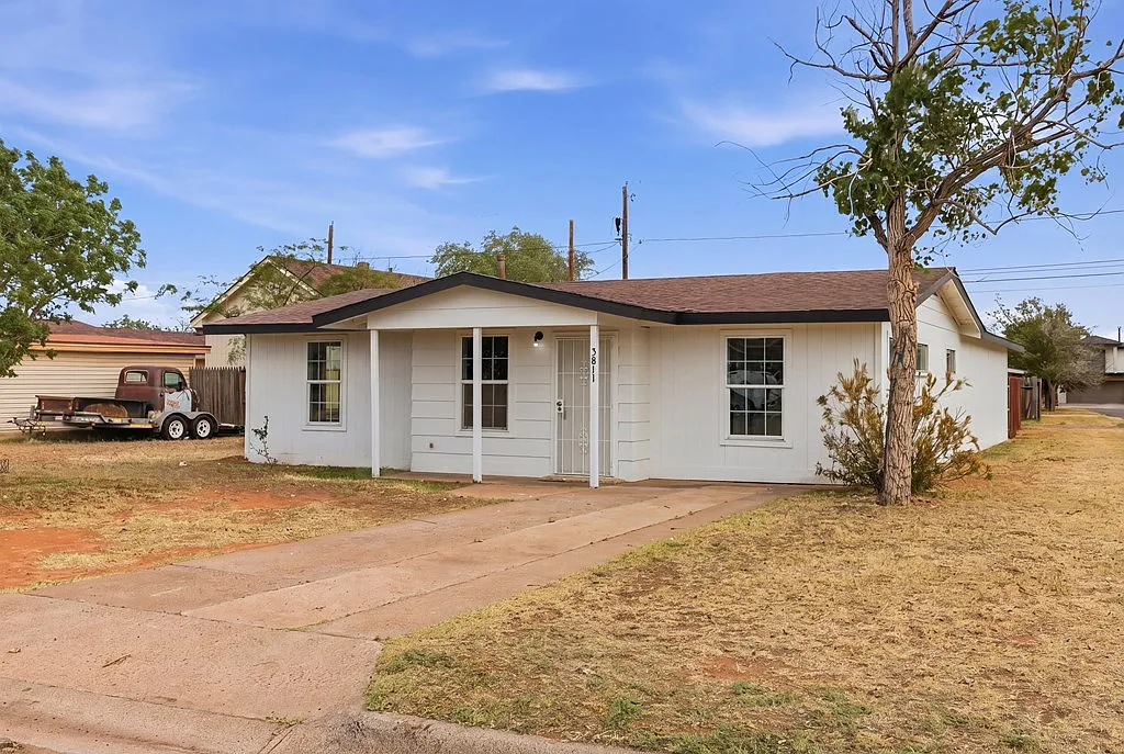 4 bed, 2.0 bath, 1500 sqft, $2,400 — Photo 2