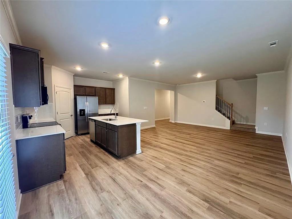 3 bed, 2.5 bath, 1877 sqft, $1,950 — Photo 2
