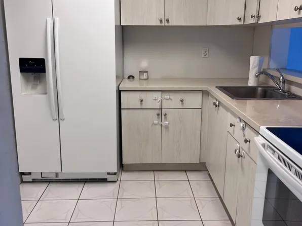 8625 NW 8th St APT 221, Miami, FL 33126