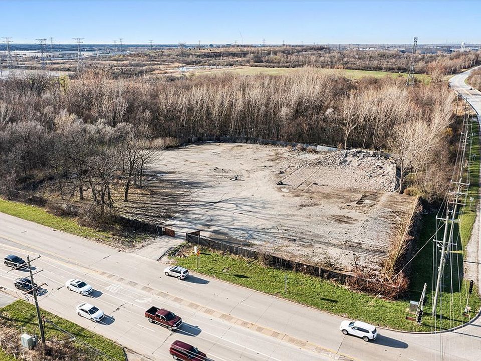2nd image of 701 E Sauk Trl