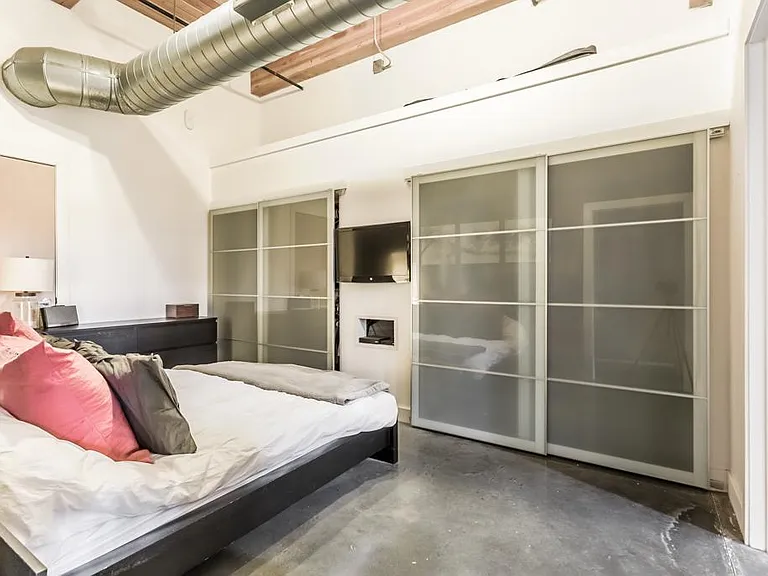 210 W 5th St #201 — Photo 9