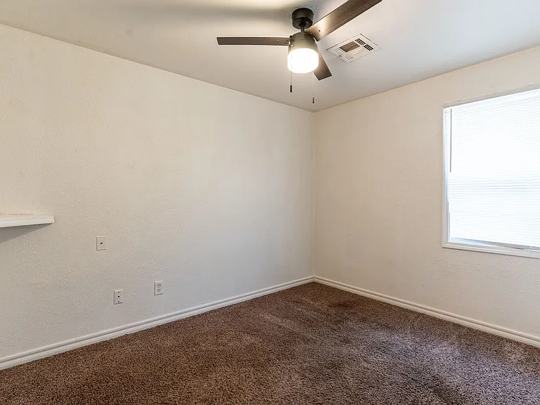 1621 Thompson Dr — Photo 8