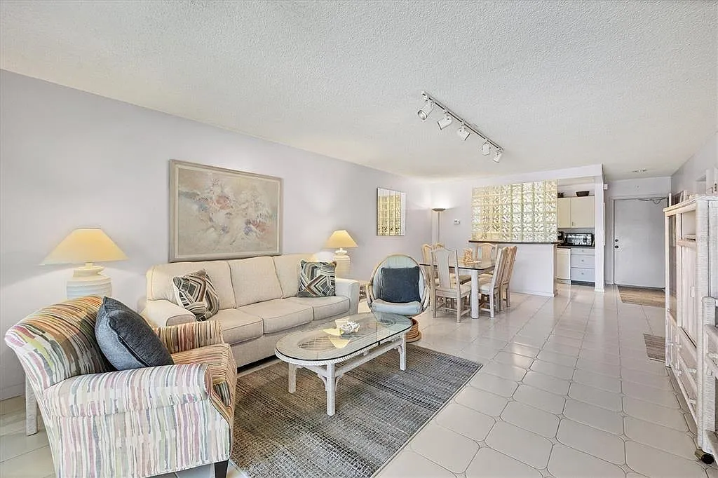 2 bed, 2.0 bath, 1034 sqft, $5,500 — Photo 2