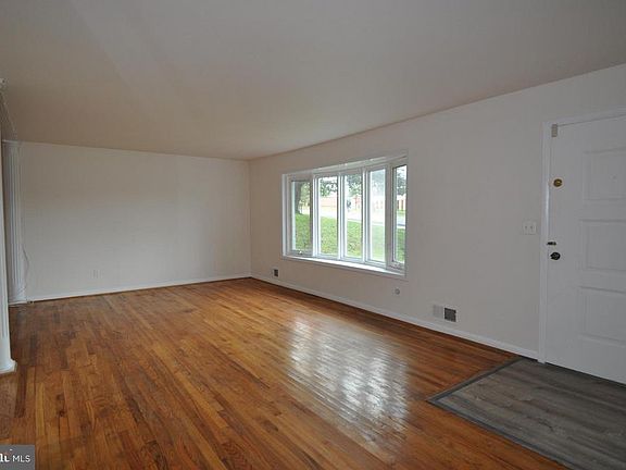 4th image of 913 Jackson Rd