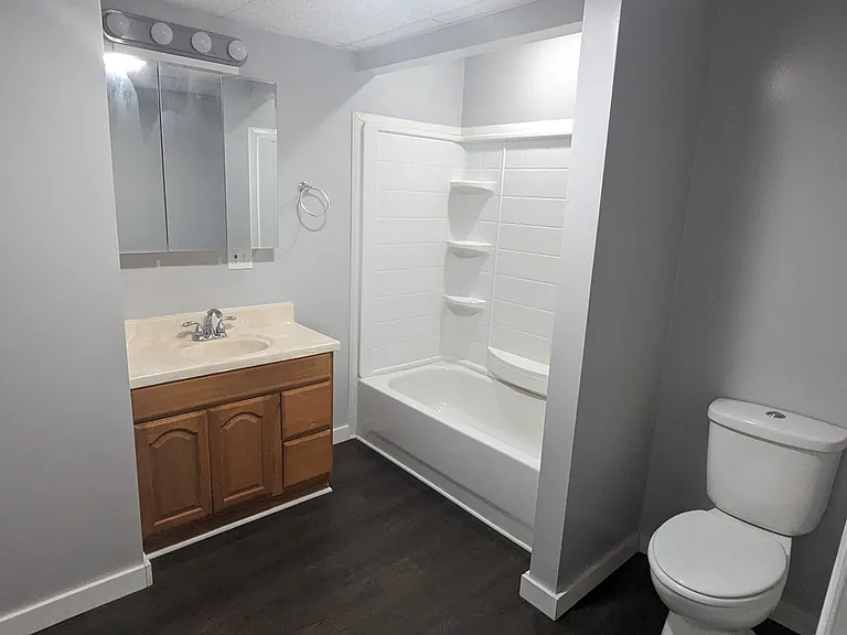 111 Center St — Photo 2
