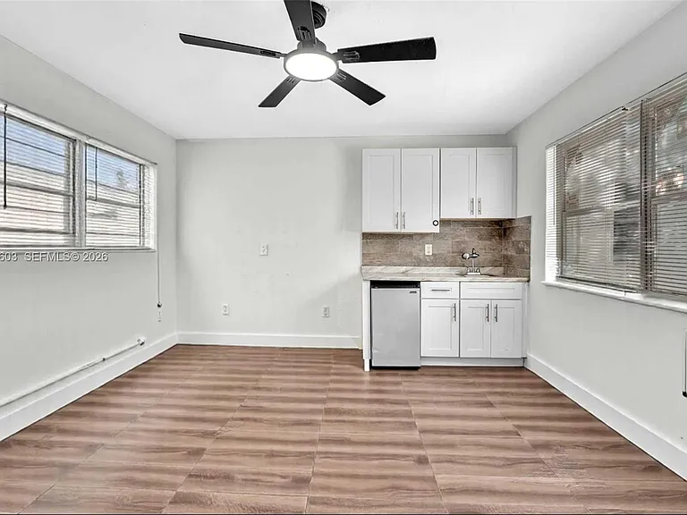 327 NE 55th St #STUDIO — Photo 4
