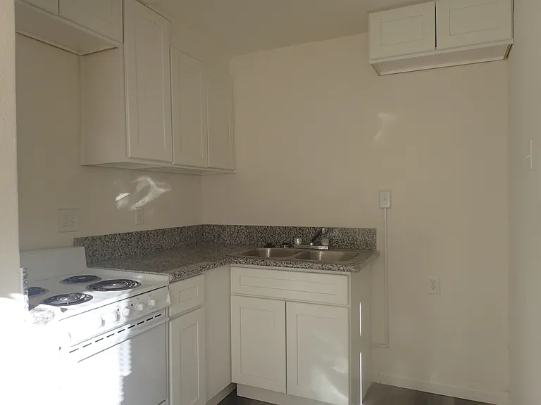 521 W Atkins Ave — Photo 3