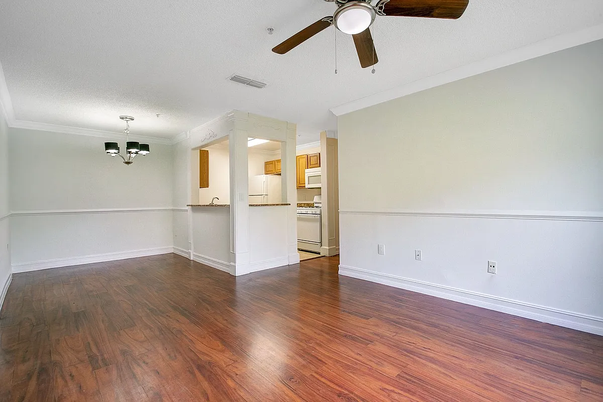 Building Photo - 2053 Dixie Belle Dr #2053J