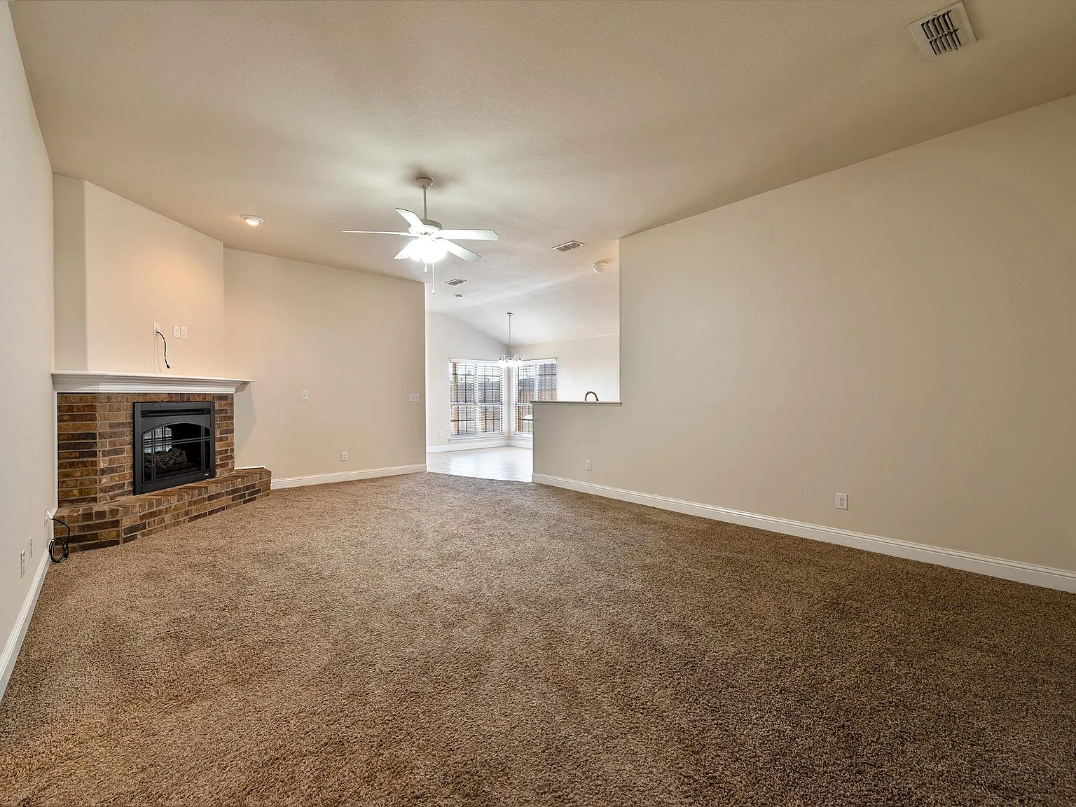 4 bed, 1977 sqft, $2,150 — Photo 4