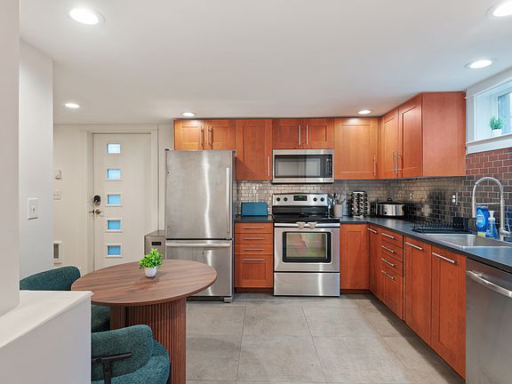 2nd image of 9438 N Portsmouth Ave Unit B