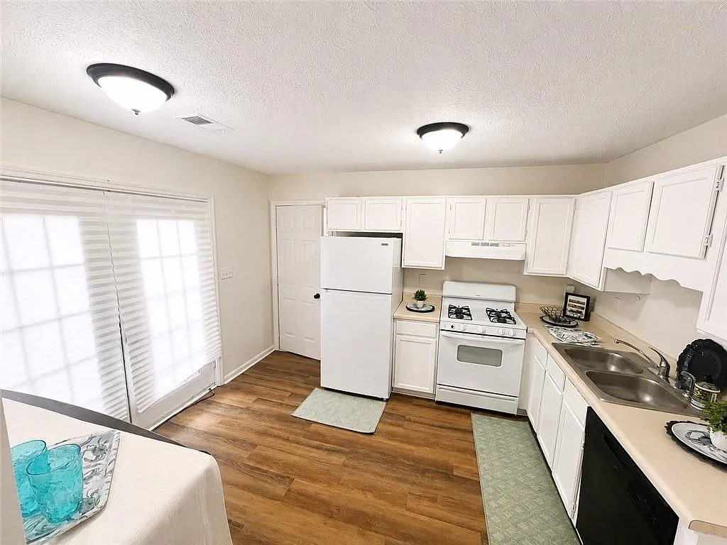 3 bed, 2.5 bath, 1440 sqft, $1,900 — Photo 3