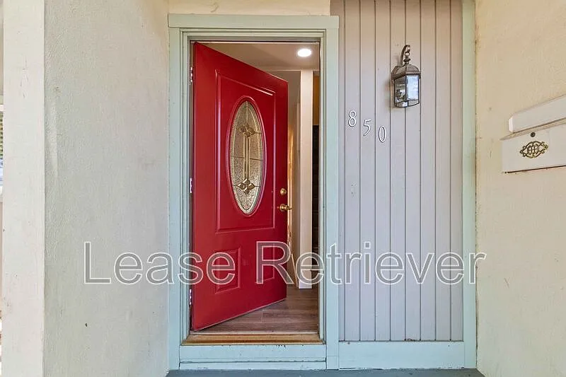 3 bed, 1.5 bath, 1065 sqft, $2,200 — Photo 2