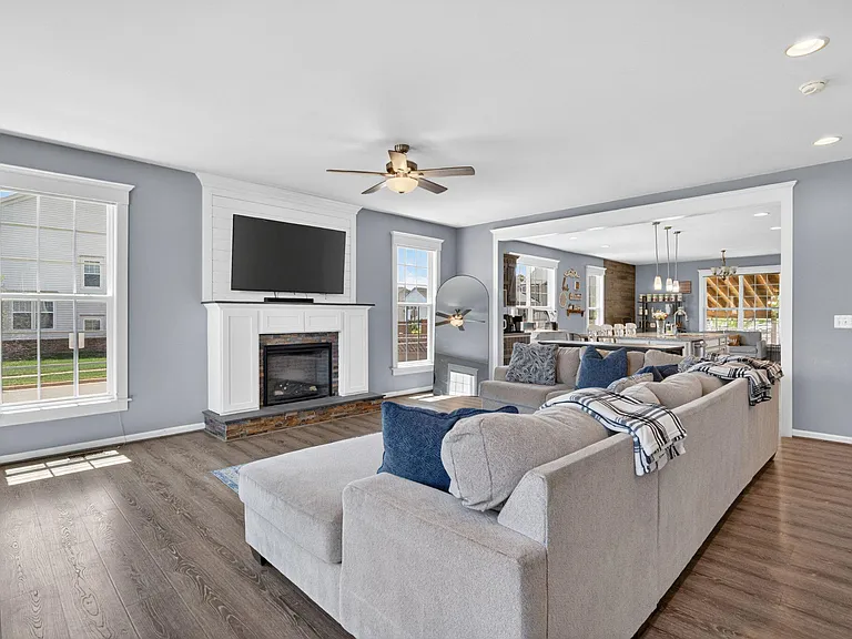 980 Basswood Dr — Photo 8