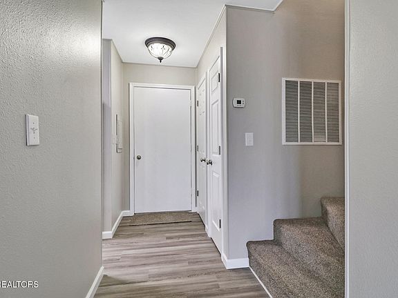 4th image of 98 Wilshire Heights Dr