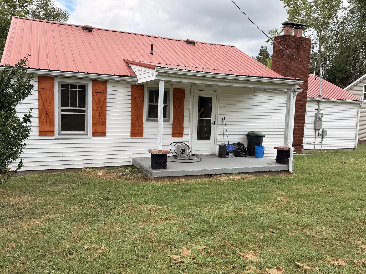 3 bed, 1.0 bath, 1029 sqft, $1,200 — Photo 2