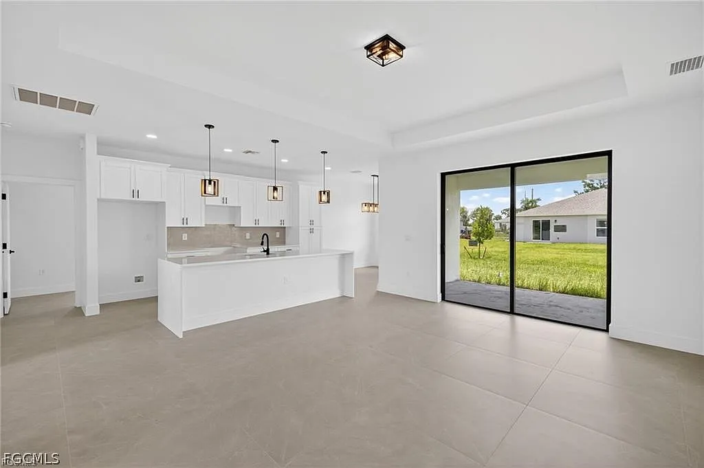 3 bed, 2.0 bath, 1545 sqft, $2,100 — Photo 4