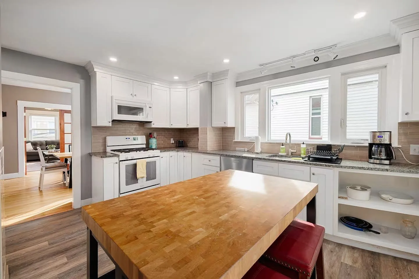 3 bed, 1.0 bath, 1000 sqft, $3,500 — Photo 2