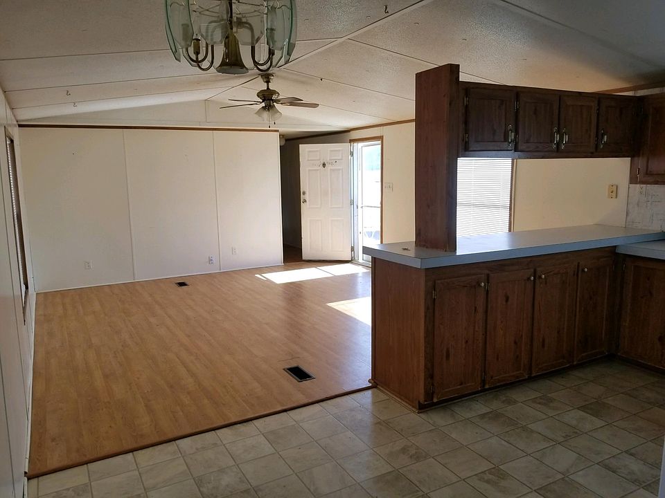 Spacious open livingroom/kitchen