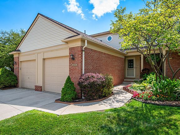 3rd image of 3076 Village Cir N