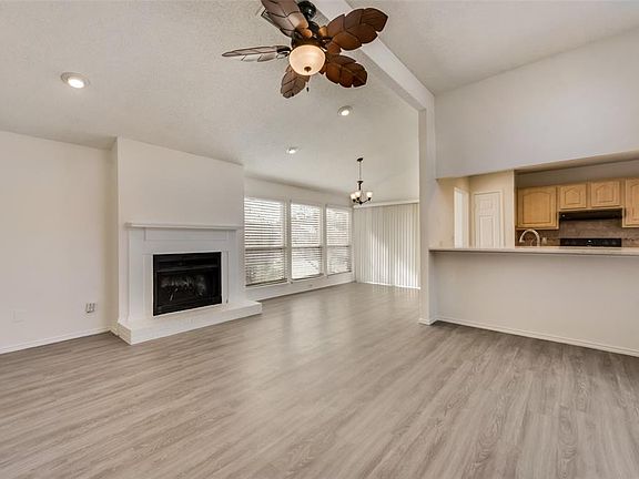 3rd image of 1617 Windsor Dr