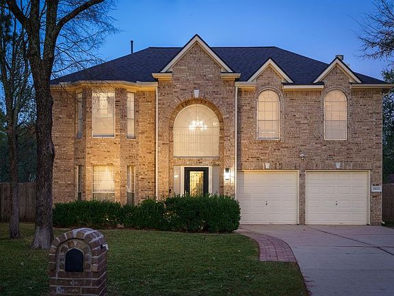 You don't have to walk far to get your mail here! Spacious front yard!