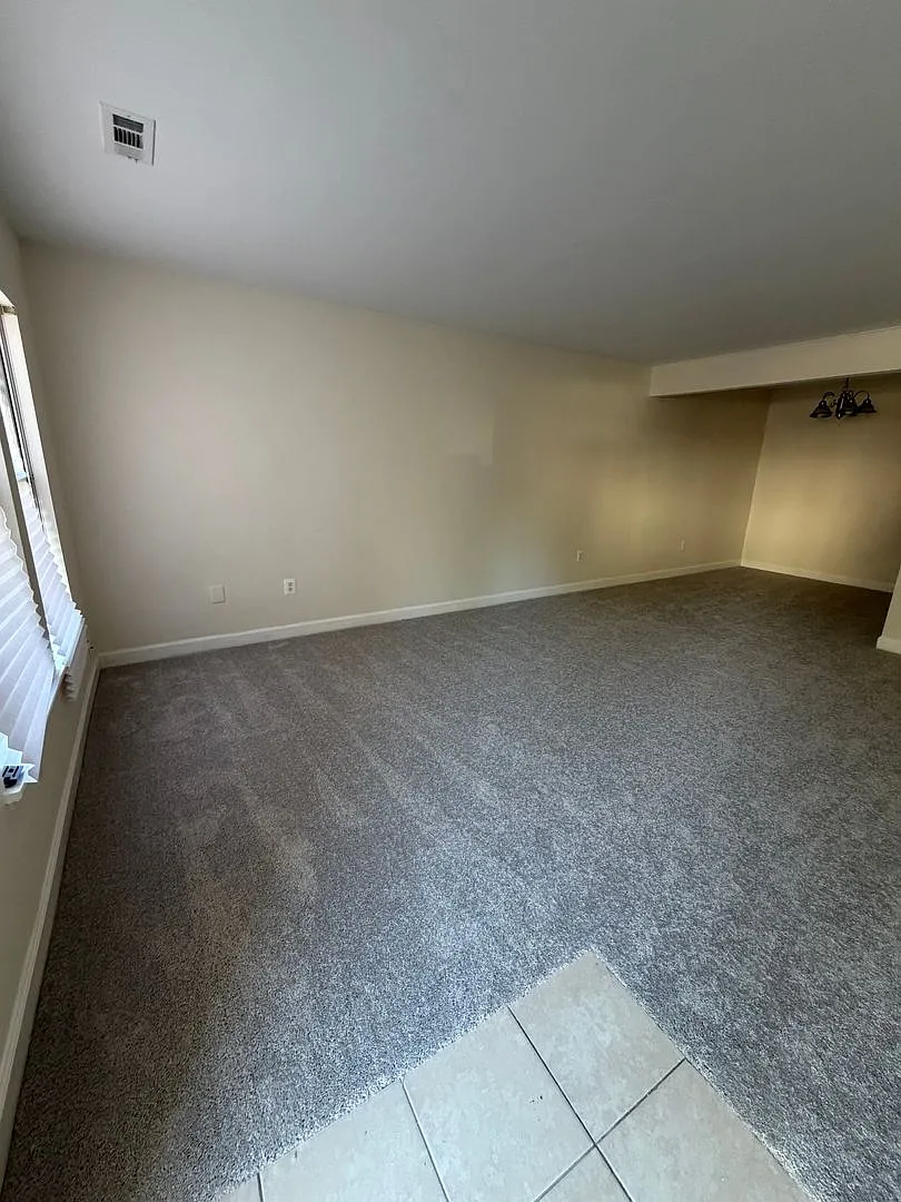 3 Level Townhouse With 3bedrooms And 2 Full Baths — Photo 3