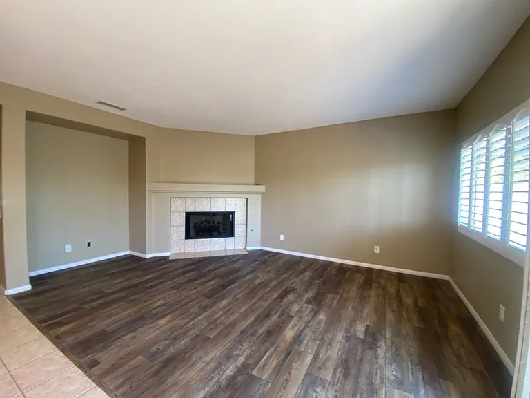 409 Lexington Cir — Photo 10