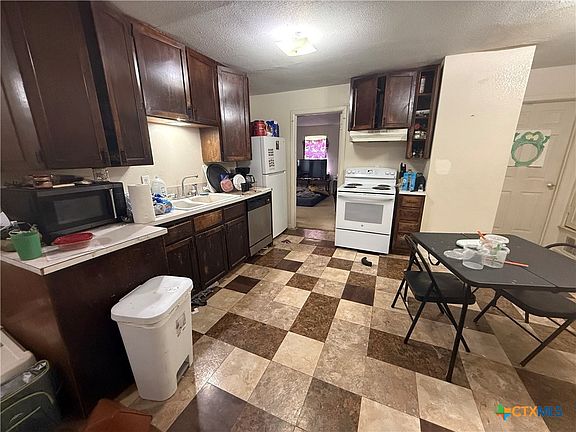 4th image of 211 Hold St
